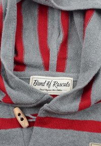 Grå och rödrandig stickad pullover med en tr�ä-toggleknapp. Har en mjuk textur och en etikett som säger "Band of Rascals" för barnkläder.