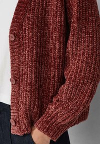 Texturierter Burgunderroter Cardigan mit vertikalen Rippungen, großen pinken Knöpfen und weichem, plüschigem Stoff mit weiter Passform.