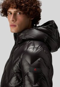 Musta vetoketjullinen toppatakki, jossa on huppu, vinoruudullinen tikattu kuvio, kiiltävä pinta ja logo kainalossa.