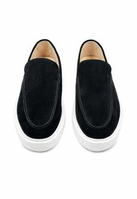 Zwarte suède instapschoenen met een ronde neus, witte rubberen zool en contrasterende stiksels langs de rand. Glad interieur.