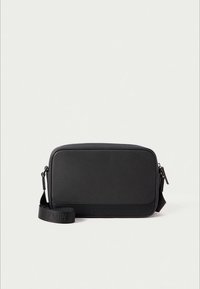 Mala transversal preta sintética com formato retangular, textura lisa, fecho de correr e alça ajustável com detalhe de logótipo em relevo.