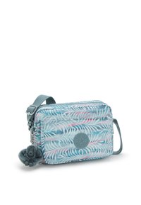 Borsa a tracolla rettangolare con motivo foglia di palma in tonalità di blu e rosa, dotata di un charm in peluche grigio e tracolla regolabile.