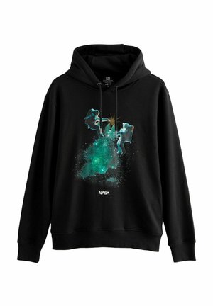 Černá mikina s kapucí s barevným grafickým motivem inspirovaným vesmírem, na kterém jsou dva astronauti a jasná hvězda. V dolní části je bílé logo "NASA".
