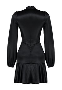 Robe en satin noire à manches longues bouffantes, taille cintrée, col haut et ourlet évasé, vue de dos sur un fond uni.