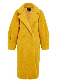 Abrigo amarillo de doble botonadura hecho de tela texturizada, con solapas grandes, mangas largas y dos bolsillos frontales.