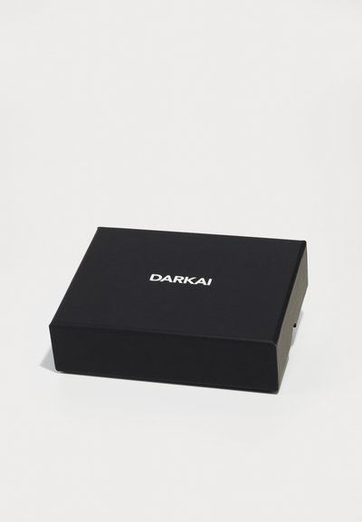 Mustad musta ristkülikukujuline kast valge "DARKAI" logoga, keskel peal, lihtsa valge taustal.