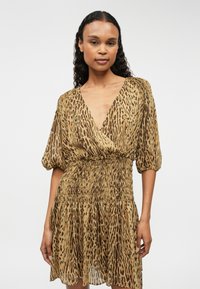 Hněd dress s leopardím vzorem, hlubokým V výstřihem, krátkými nabíranými rukávy a nařaseným pasem, s volánkovou sukní. Lehce materiál.