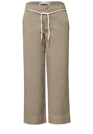 Pantalon beige à jambes droites avec poches avant, fermeture à boutons et ceinture en corde blanche avec embouts métalliques à la taille.