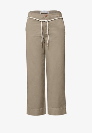 Pantalon beige à jambes droites avec poches avant, fermeture à boutons et ceinture en corde blanche avec embouts métalliques à la taille.
