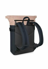 Plecak roll-top z górną częścią z jasnoróżowego materiału i ciemnoszarym spodem. Posiada regulowane ramiączka, boczne kieszenie oraz siateczkową teksturę na plecach.