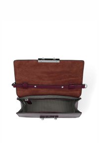 Ledertasche mit einer tiefen kastanienbraunen Außenseite, Wildlederfutter, silbernen Beschlägen und gestreptem Innenraum. Verfügt über einen Verschluss und einen Innenriemen.