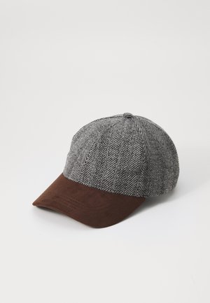 Grijs stoffen baseballcap met een visgraatpatroon, voorzien van een bruine suède klep en stikselaccenten, met een gestructureerd ontwerp en een ronde kroon.