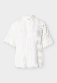 Λευκό πουκάμισο με κοντά μανίκια, κάθετες πιέτες, όρθιο γιακά και κουμπιά μπροστά, σε απλό ανοιχτό γκρι φόντο.