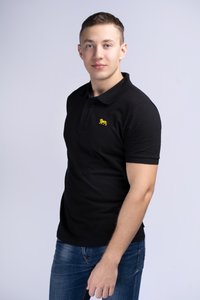 Čierna polo košeľa vyrobená z bavlny s žltým erbom leva na ľavej hrudi, kombinovaná s modrými džínsy.