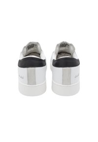 Sneaker bianche con tomaia in pelle liscia, tallone in pelle nera, dettagli in suede grigio, suole in gomma piatte e logo sul retro.