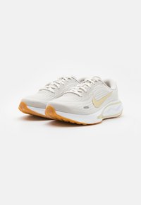 Nike Performance JOURNEY RUN - Tenisice za cestovno trčanje - phantom/neutral olive/sail/light brown/white