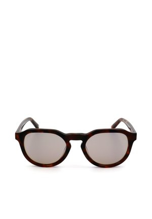 Occhiali da sole rotondi con montatura tartarugata e lenti sfumate marrone chiaro, mostrati frontalmente su uno sfondo bianco.