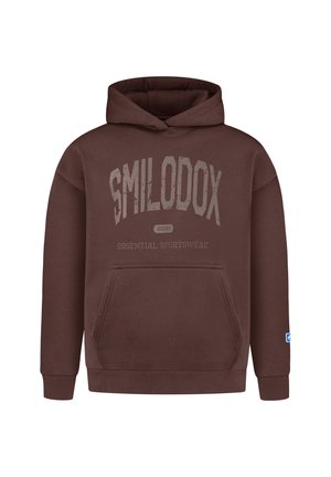 Sweat à capuche marron avec poche kangourou, poignets côtelés et inscription "SMILODOX 2013 ESSENTIAL SPORTSWEAR" imprimée en lettres estompées sur la poitrine.