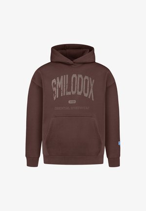 Felpa marrone con cappuccio, tasca frontale a marsupio, polsini a coste e la scritta "SMILODOX 2013 ESSENTIAL SPORTSWEAR" stampata in caratteri sbiaditi sul petto.