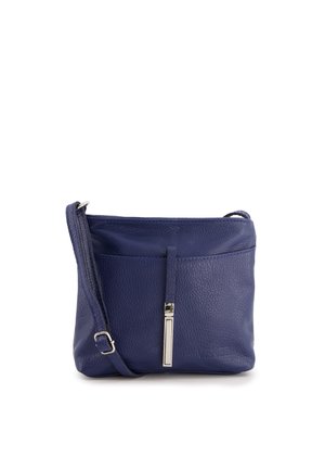 Dunkelblaues Leder-Crossbody-Umhängetäschchen mit texturiertem Finish, vorderer Reißverschluss-Tasche und silberfarbigen Hardware-Details, ausgestattet mit einem langen, verstellbaren Tragegurt.