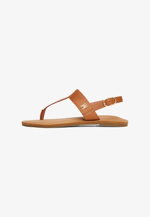 Braune Leder-Sandalen mit einer breiten Riemen und verstellbarem Knöchelriemen, mit flacher Sohle und einem dezenten Logoakzent.