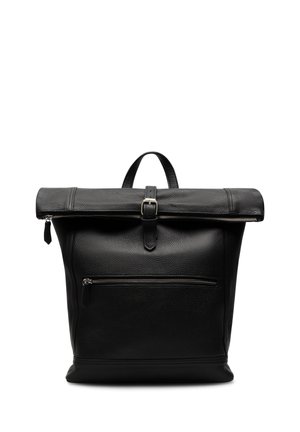 Czarny skórzany plecak z rolowanym zamknięciem, przednią kieszenią na zamek, srebrnymi suwakami i centralnym paskiem z klamrą na białym tle.