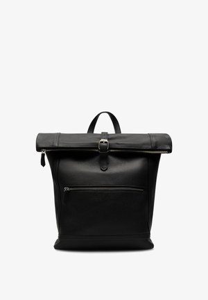 Sort læder rulle-top rygsæk med forreste lynlåslomme, sølv lynlåse og en central spænde strop på hvid baggrund.