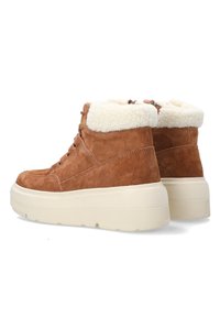 Braune Wildleder-Ankle Boots mit einem flauschigen weißen Fleece-Kragen, runder Zehenpartie und dicken weißen Plateausohlen. Schnürsenkel und Reißverschlüsse enthalten.
