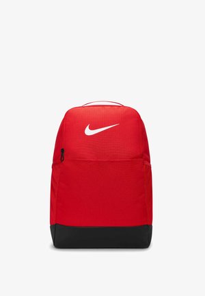 Czerwona plecak z teksturowanej tkaniny, z białym logo Nike, górnym uchwytem i czarnym dnem. Bocza kieszeń na zamek błyskawiczny dla dodatkowej przestrzeni do przechowywania.