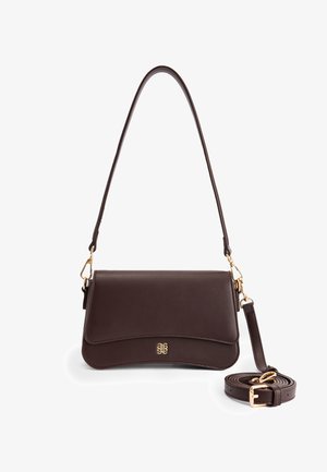 Borsa in pelle marrone con design a patta, dettagli in metallo dorato e tracolla regolabile. Texture liscia con un dettaglio del logo sulla parte anteriore.