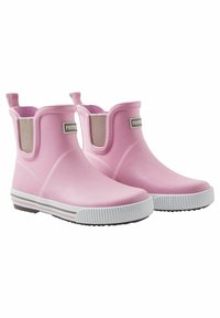 Bottes de cheville en caoutchouc rose avec des panneaux élastiques sur les côtés, semelle rayée blanche et détail de logo à l'avant, conçues pour être résistantes à l'eau.