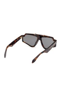 Occhiali da sole tartarugati con lenti scure, design angolare, aste sottili e dettagli dorati vicino alle lenti. Materiale in plastica leggero.