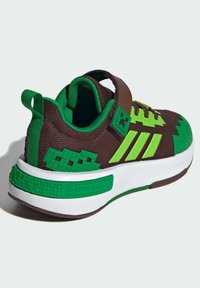 Hnedé a zelené topánky s textúrovaným dizajnom, s Velcro pásikom, pixelovými vzormi a bielou podrážkou. Minecraft značka na päte.