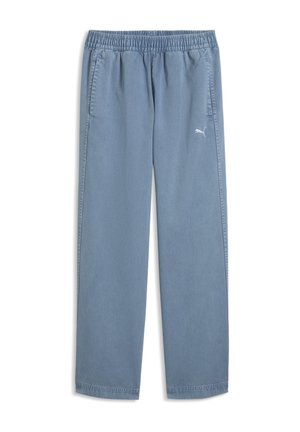 Pantalon décontracté bleu clair avec taille élastique, poches latérales et petit logo blanc Puma sur la cuisse droite.