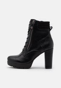 Bottine noire avec une tige en cuir texturé, lacets sur le devant, fermeture éclair sur le côté et un talon épais et haut. Présente une plateforme et un col à côtes.