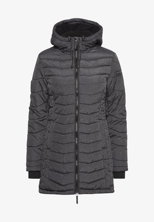 Veste d'hiver noire rembourrée avec capuche, présentant une texture à rayures horizontales, un zip sur le devant et des poignets élastiques.