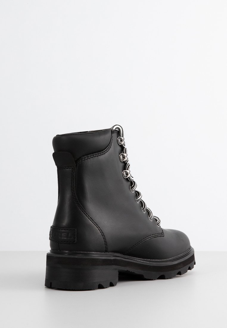 Schwarze Schnürstiefeletten aus Leder mit runder Zehe, chunky Sohle und silbernen Ösen. Logo-Akzent auf der Ferse.