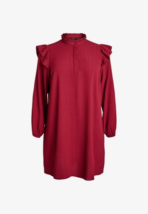 Raudona ilgomis rankovėmis suknelė su volantais ant pečių, mandarinų tipo apykakle, sagų užsegimu ir tekstūruotu audinio raštu visame paviršiuje.