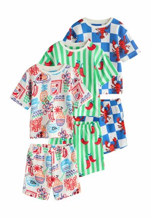 Trei seturi colorate pentru copii, tricou cu mâneci scurte și pantaloni scurți asortați, având imprimeuri cu homari pe carouri albastre, ardei iuți roșii pe dungi verzi și modele cu fructe mixte.