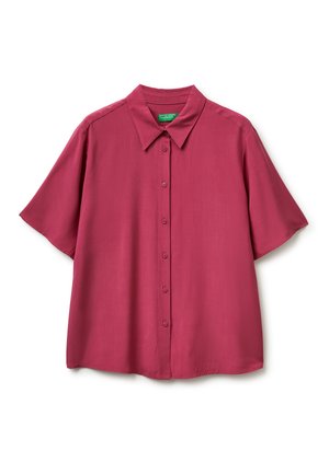 Kurzärmeliges Hemd mit Knöpfen in dunklem Pink, mit spitzem Kragen und glattem Stoff, flach auf weißem Hintergrund präsentiert.