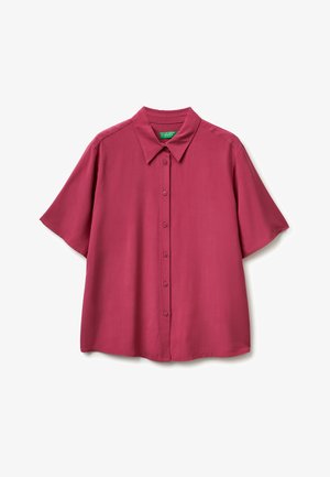 Camicia a maniche corte con bottoni in rosa intenso, con colletto appuntito e tessuto liscio, mostrata distesa su uno sfondo bianco.