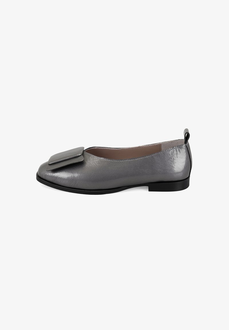 Ballerine en cuir gris à texture lisse, bout arrondi, grand nœud décoratif et petit talon noir.