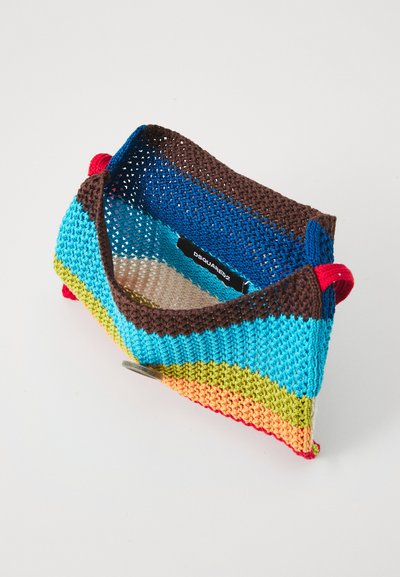 Borsa a maglia con strisce multicolori in blu, marrone, verde e rosso. Presenta una superficie texturizzata e un piccolo dettaglio con bottone in metallo.