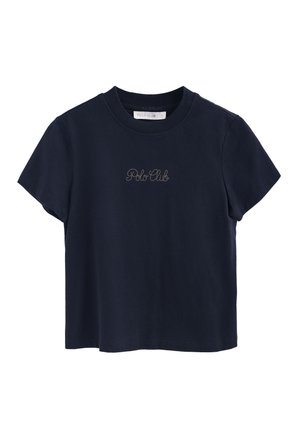 Marineblaue Baumwoll-T-Shirts mit kurzen Ärmeln, Rundhalsausschnitt und einem kleinen bestickten "Polo Club"-Logo auf der Vorderseite. Weiche Textur, cropped Design.