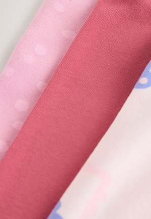 Bandes de tissu en coton dans différentes nuances de rose, incluant un rose foncé uni et un rose clair à pois. Texture douce partout.