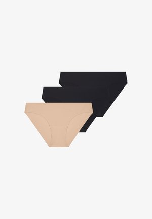 Drie paar naadloze bikinionderbroeken in beige en zwart, overlappend gelegd op een effen witte achtergrond.