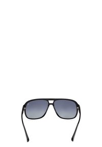 Occhiali da sole aviator neri con lenti sfumate. Design del telaio elegante, superficie liscia e aste sottili e dritte. Estetica minimalista.