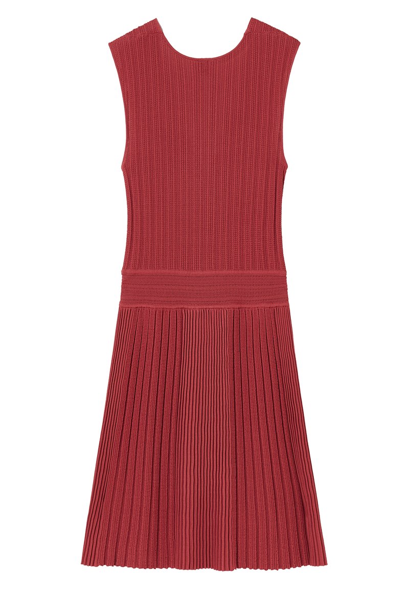 Rotes geripptes Kleid mit rundem Ausschnitt, ärmellosem Design und einem plissierten Rock. Der Stoff hat eine strukturierte Oberfläche und einen Bunddetails.