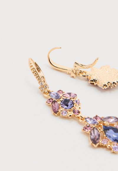 Χρυσά σκουλαρίκια γάντζου με συστάδες από μοβ, μπλε και ροζ πολύτιμους λίθους σε διάφορα σχήματα και υφή στο πίσω μέρος από χρυσό.