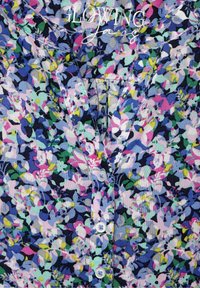 Kukkakuosisessa paitapuserossa on V-pääntie ja viisi valkoista nappia. Värit ovat tummansininen, rosa, vihreä ja vaaleansininen teksturoidulla kankaalla.